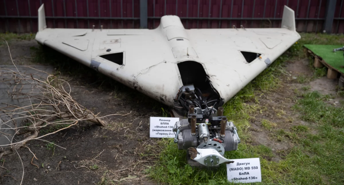 Òdj. Kyivcity.gov.ua; zdrzódło: https://pl.wikipedia.org/wiki/Shahed_136#/media/Plik:Remains_of_Russian_missiles_and_drones_in_Kyiv_(2023-05-12)_05.jpg