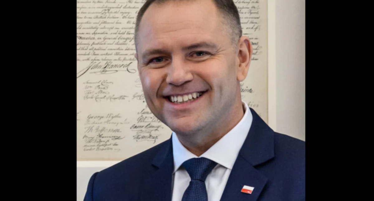 Òdj. https://pl.wikipedia.org/wiki/Karol_Nawrocki#/media/Plik:Karol_Nawrocki_(2025)_(cropped).jpg
