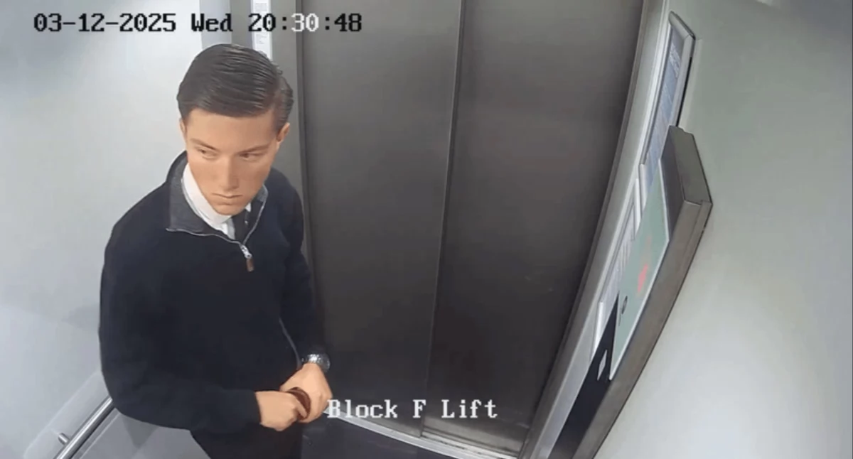 H. Nowôk. Òdj. CCTV - https://www.gbnews.com/news/henry-nowak-sikh-man-tells-court-he-stabbed-student-18-in-self-defence; zdrzódło: https://pl.wikipedia.org/wiki/Morderstwo_Henry%E2%80%99ego_Nowaka#/media/Plik:Henry_Nowak.png