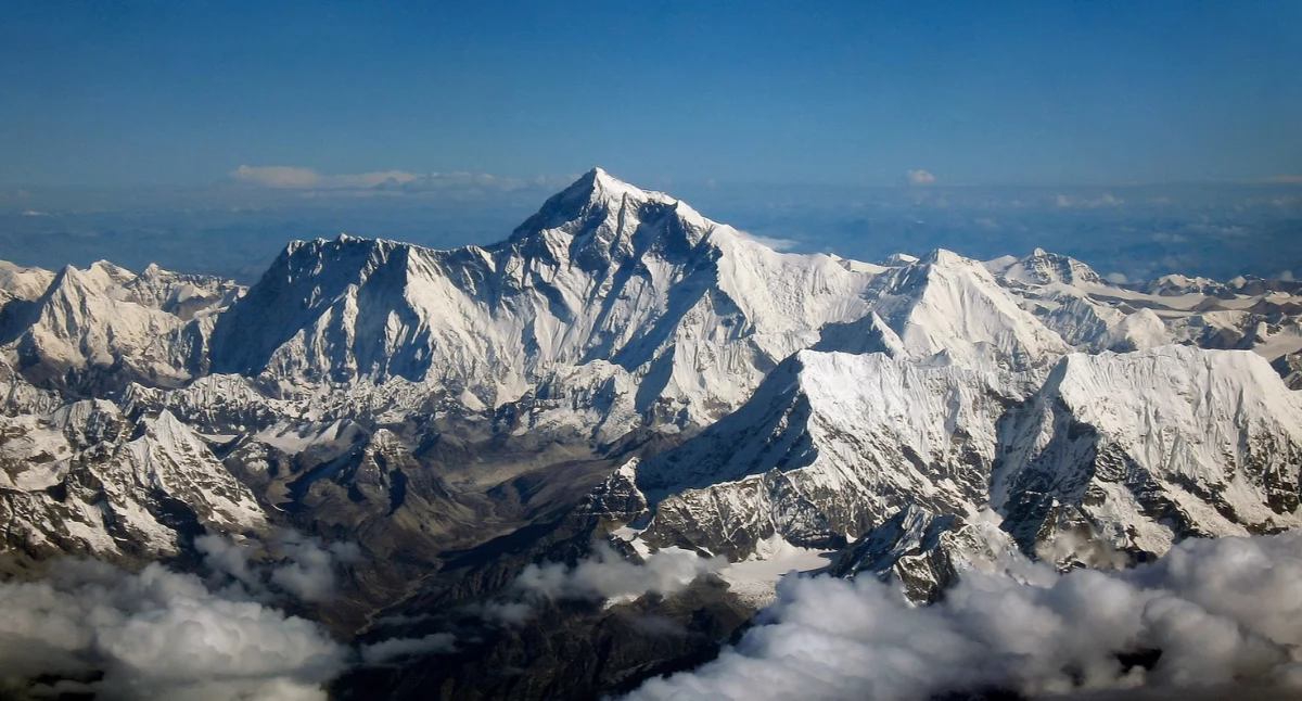 shrimpo1967 derivative work: Papa Lima Whiskey 2 (talk); zdrzódło: https://pl.wikipedia.org/wiki/Mount_Everest#/media/Plik:Mount_Everest_as_seen_from_Drukair2_PLW_edit.jpg
