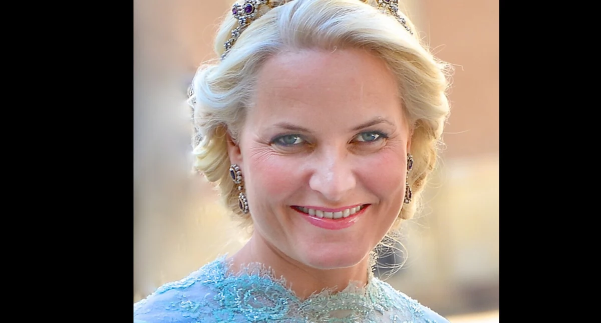 Òdj. Frankie Fouagnthin; zdrzódło: https://pl.wikipedia.org/wiki/Mette-Marit#/media/Plik:Mette-Marit_av_Norge_-2.jpg