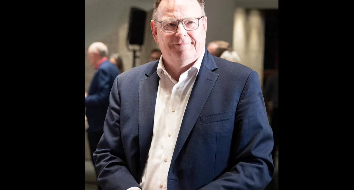 T. Bùrméster. Òdj. Elke Wetzig (User:Elya); zdrzódło: https://en.wikipedia.org/wiki/Torsten_Burmester#/media/File:Torsten_Burmester_2025_Wahlabend_Rathaus_-_9576.jpg