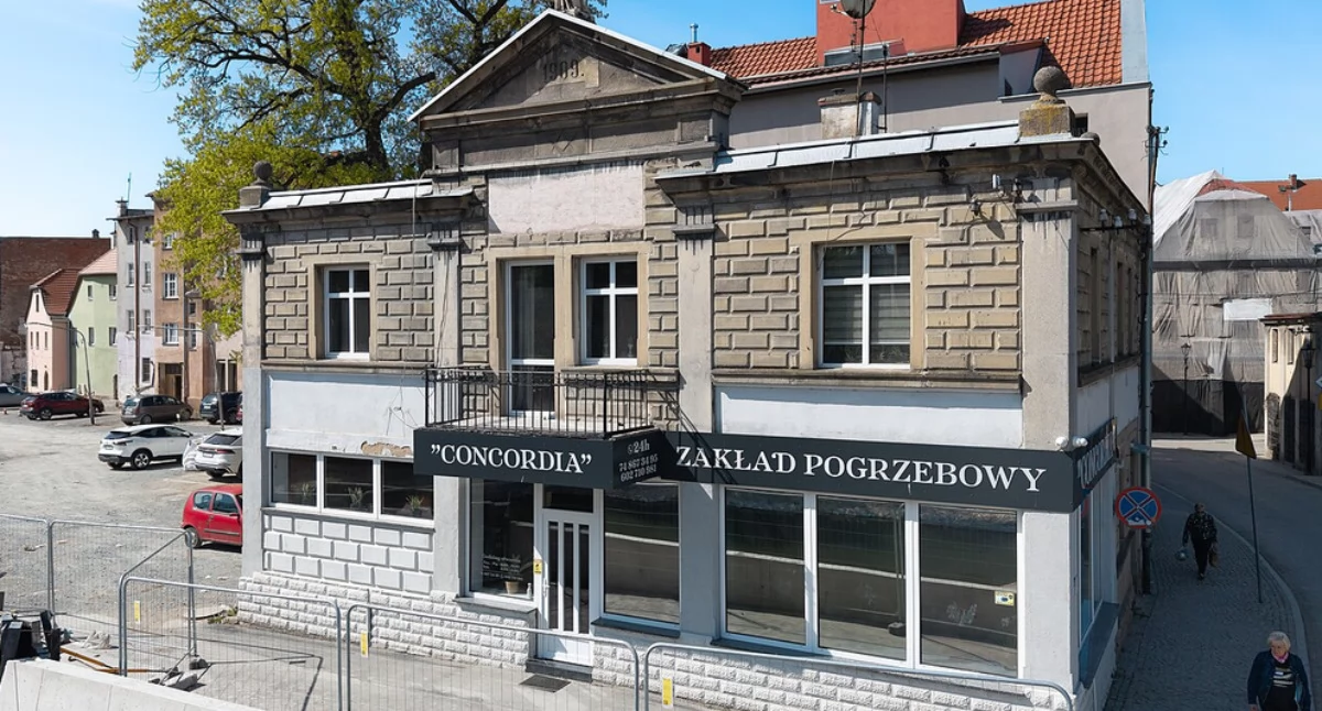 Pògrzebòwi dodóm w Kłodzkù. Òdj. Jacek Halicki; https://pl.wikipedia.org/wiki/Zak%C5%82ad_pogrzebowy#/media/Plik:2025_K%C5%82odzko,_ul._Matejki_12_(4).jpg