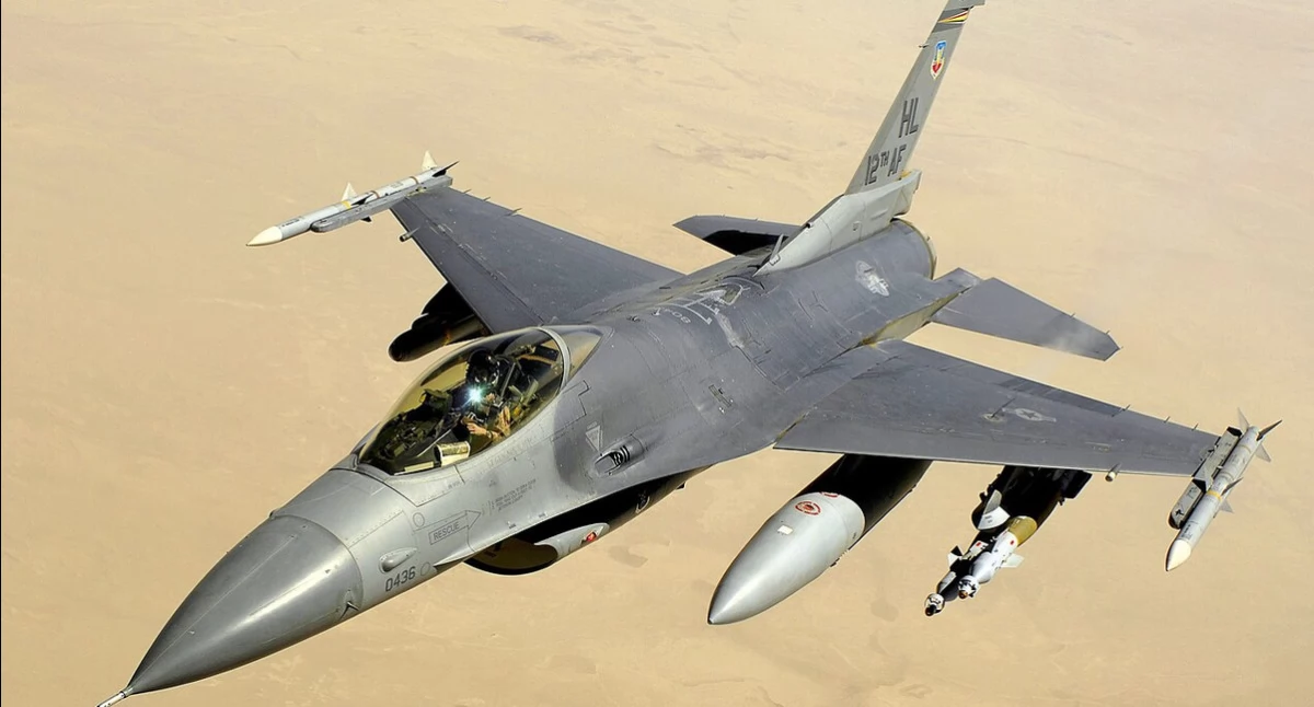 Pòzdrzatkòwi òdjimk. Zdrzódło: https://pl.wikipedia.org/wiki/United_States_Air_Force#/media/Plik:F-16_June_2008.jpg