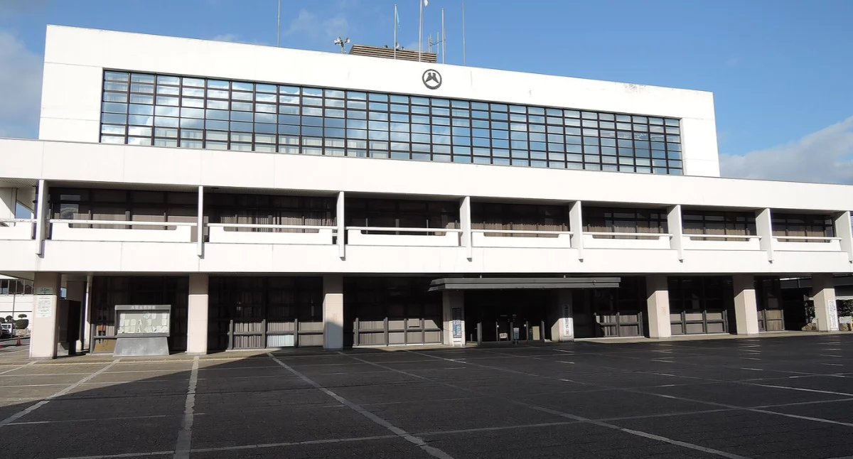 Radnica w Yawata. Òdj. アラツク; zdrzódło: https://en.wikipedia.org/wiki/Yawata#/media/File:Yawata_city_hall.JPG