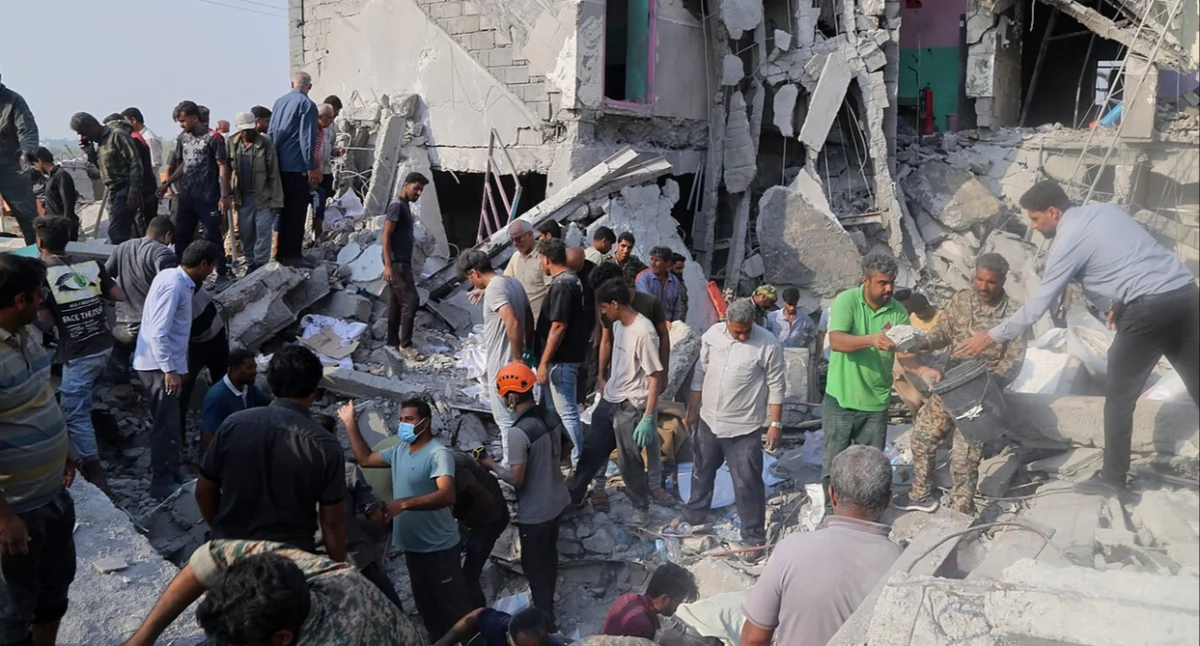 Òdj. Mehr News Agency; zdrzódło: https://pl.wikipedia.org/wiki/Atak_na_szko%C5%82%C4%99_w_Minabie#/media/Plik:Shajareh_Tayyebeh_school_in_Minab_photos_from_Mehr_(3).jpg