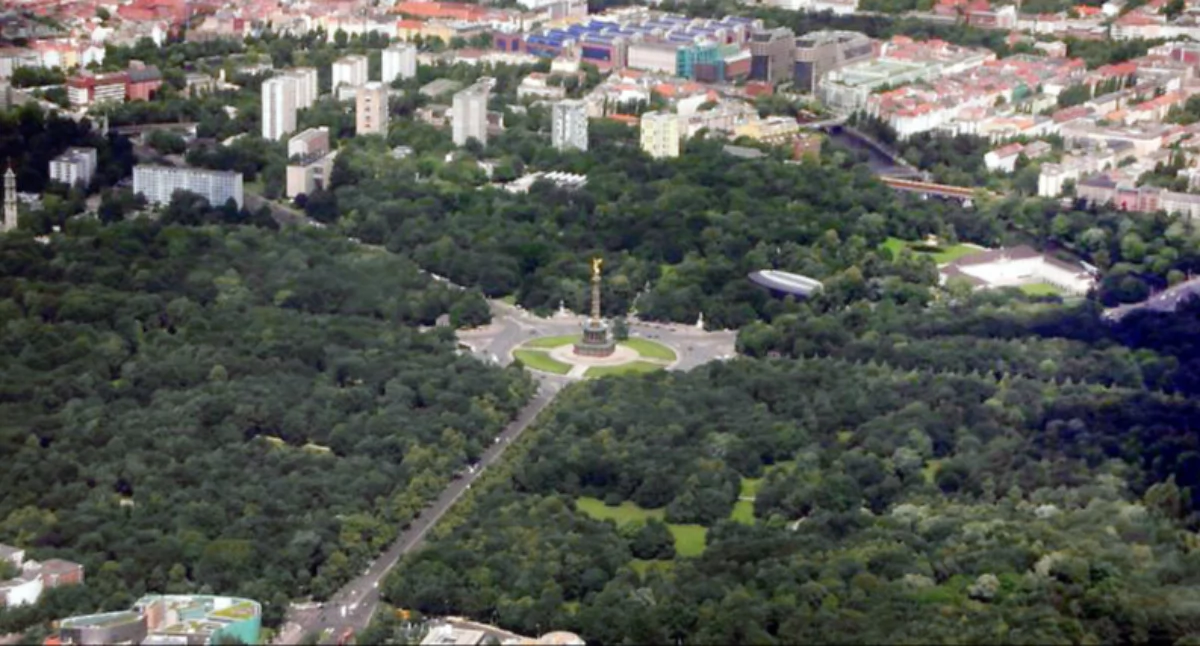 Plac Tiergarten. Òdj. beedubz; zdrzódło: https://pl.wikipedia.org/wiki/Tiergarten_(Berlin)#/media/Plik:Berlin_Tiergarten_Siegess%C3%A4ule_Luftansicht.jpg
