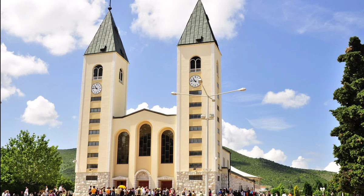 Kòscół pw. sw. Jakùba w Madżugòriu. Òdj. gnuckx; zdrzódło: https://pl.wikipedia.org/wiki/Medziugorie#/media/Plik:Saint_James_Church_(St._Jakov)_Medjugorje_-_Hotel_Pansion_Porta_-_Bosnia_Herzegovina_-_Creative_Commons_by_gnuckx_(4695237966).jpg