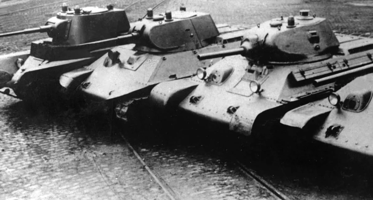 Òdj. http://www.morozov.com.ua/eng/body/history4-6.php?menu=history5.php; zdrzódło: https://pl.wikipedia.org/wiki/T-34#/media/Plik:T-34_prototypes.jpg