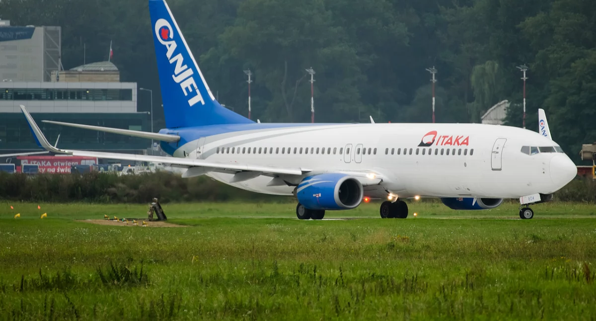 Òdj. Michał Błaszczyna; zdrzódło: https://pl.wikipedia.org/wiki/CanJet#/media/Plik:CanJet_Boeing_737-800.jpg