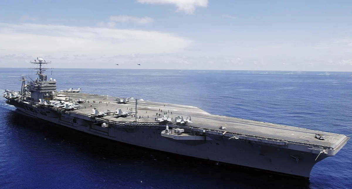 Òdj. Mate 3rd Class Jordon R. Beesley; zdrzódło: https://pl.wikipedia.org/wiki/USS_Abraham_Lincoln_(CVN-72)#/media/Plik:USS_Abraham_Lincoln_(CVN-72)_underway_in_the_South_China_Sea_on_8_May_2006_(060508-N-4166B-030).jpg