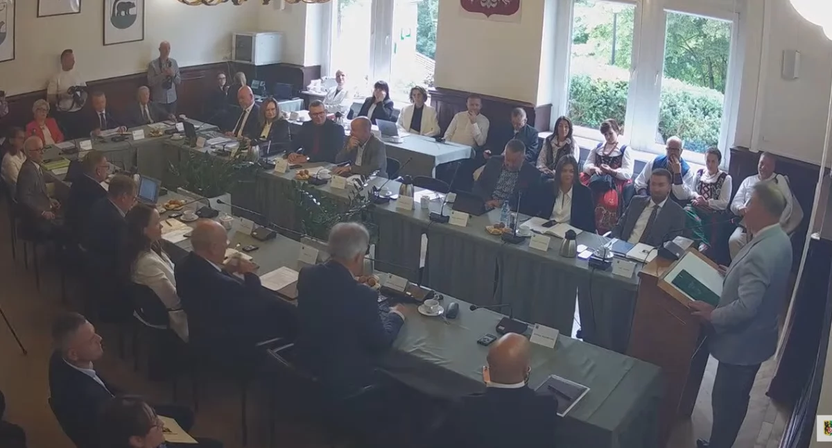 Print screen z relacje z òbradów radnëch kòscersczégò krézu na karnôlu YouTube Powiat Kościerski