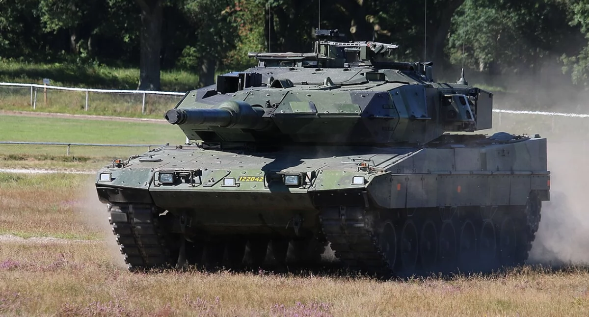 Pòzdrzatkòwi òdjimk. Òdj. Jorchr; zdrzódło: https://pl.wikipedia.org/wiki/Arm%C3%A9n#/media/Plik:Stridsvagn_122_Revinge_2016-2.jpg
