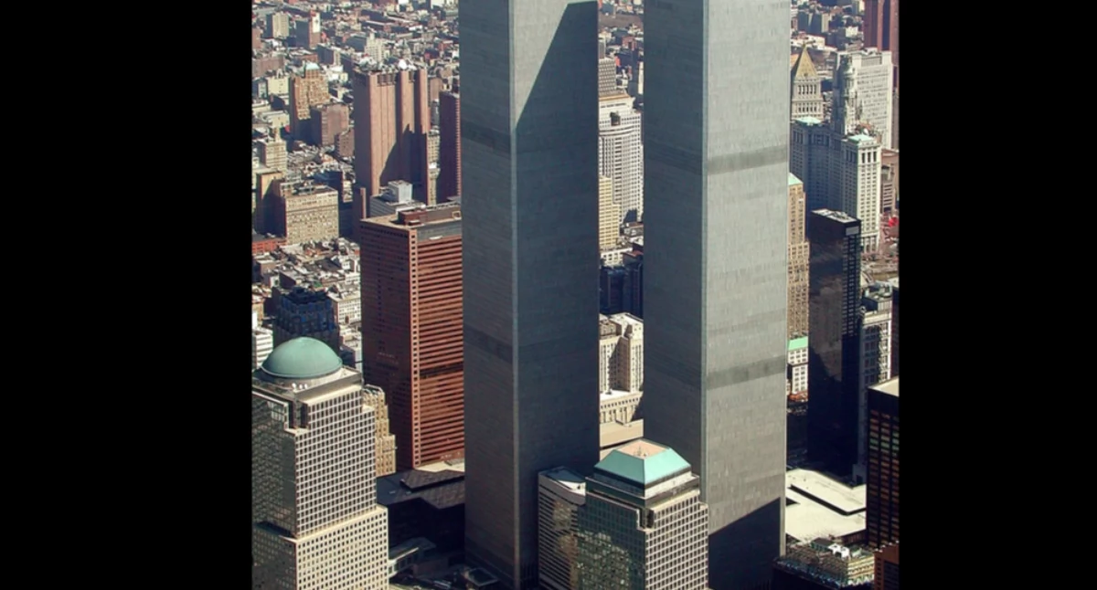 Òdj. Jeffmock; https://pl.wikipedia.org/wiki/World_Trade_Center_(1973%E2%80%932001)#/media/Plik:World_Trade_Center,_New_York_City_-_aerial_view_(March_2001).jpg