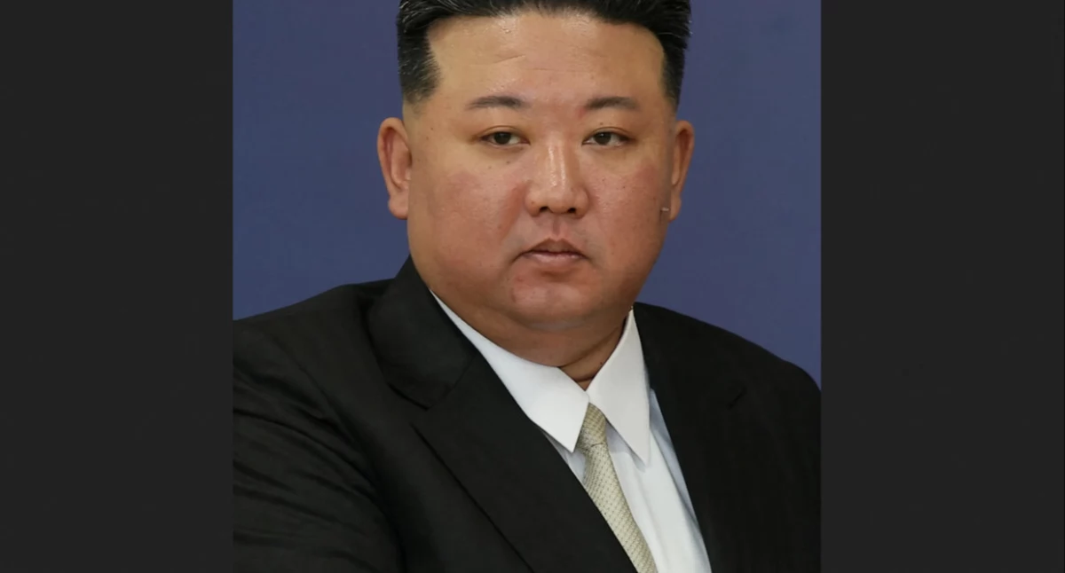 Kim Dzong Un. Òdj. Mil.ru; zdrzódło: https://en.wikipedia.org/wiki/Kim_Ju_Ae#/media/File:Kim_Jong-un_and_Vladimir_Putin_(2023-09-13)_12_(cropped).jpg