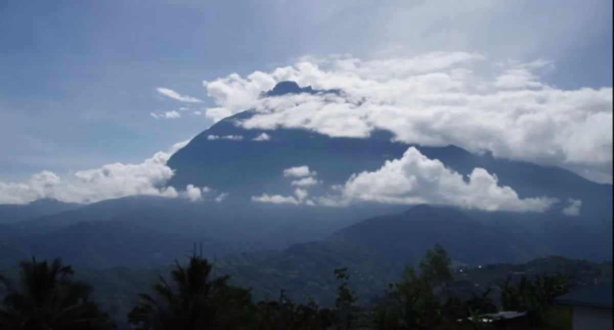 Òdj. Tony Jones; zdrzódło: https://pl.wikipedia.org/wiki/Kinabalu#/media/Plik:Mount_Kinabalu.jpg