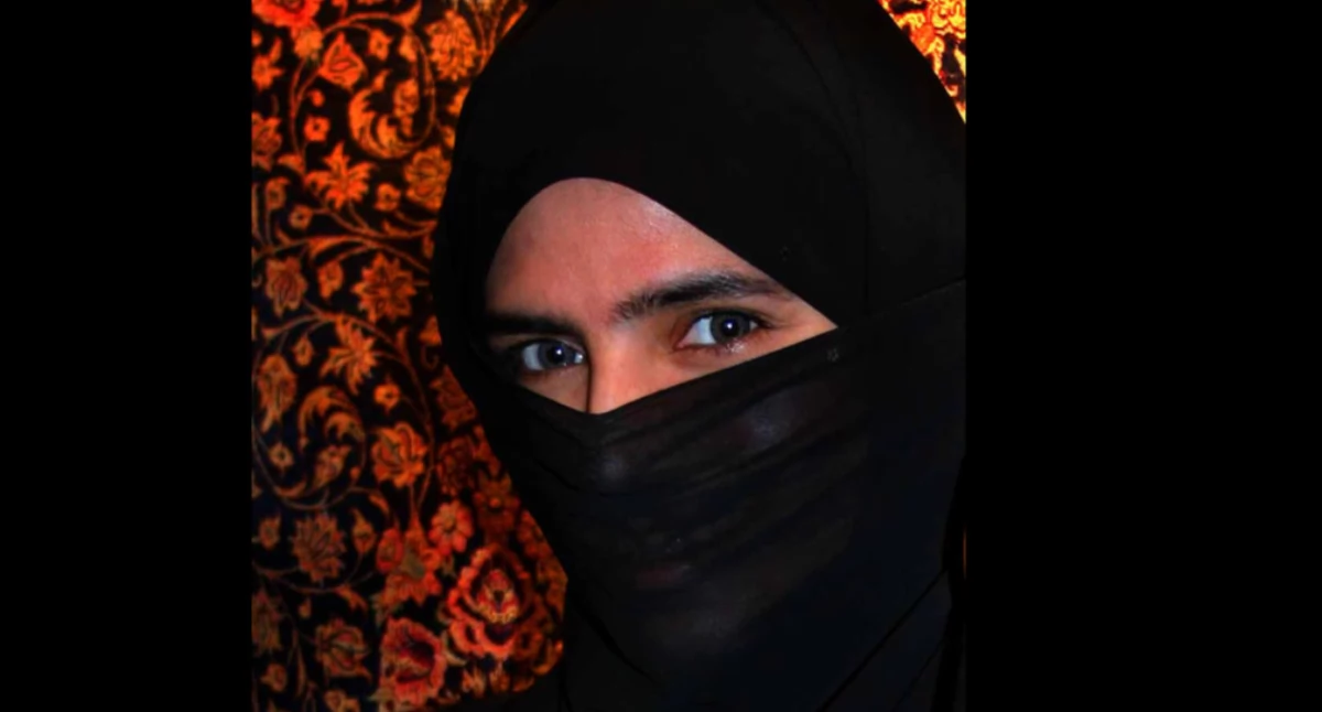 Òdj. Steve Evans; zdrzódło: https://commons.wikimedia.org/wiki/File:EFatima_in_UAE_with_niqab.jpg