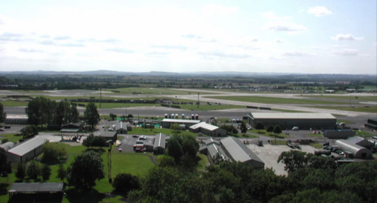 RAF Fairford - From the top of the Radio Tower. Òdj. Letshaveariat; zdrzódło: https://pl.wikipedia.org/wiki/RAF_Fairford#/media/Plik:RAF_Fairford_-_From_the_top_of_the_Radio_Tower_-_geograph.org.uk_-_396123.jpg 