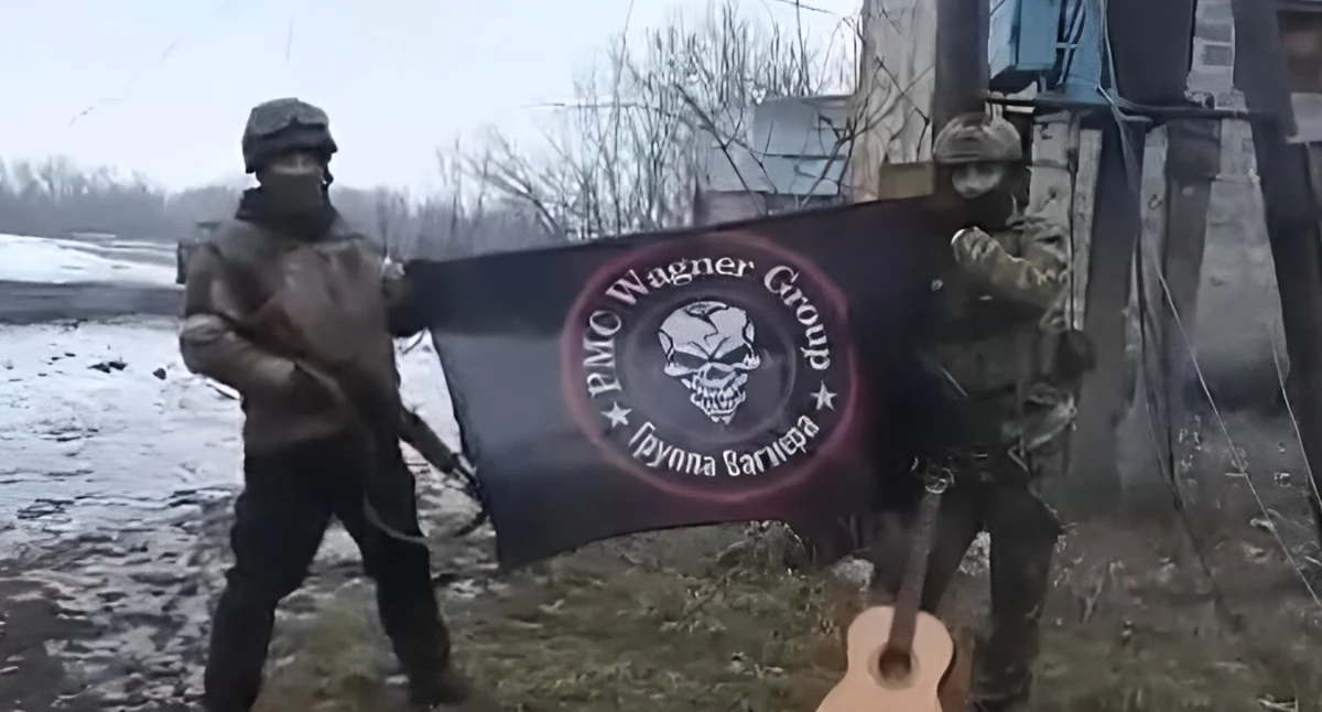 Òdj. 2s3m akatsiya; zdrzódło: https://pl.wikipedia.org/wiki/Grupa_Wagnera#/media/Plik:Wagner_flag.jpg