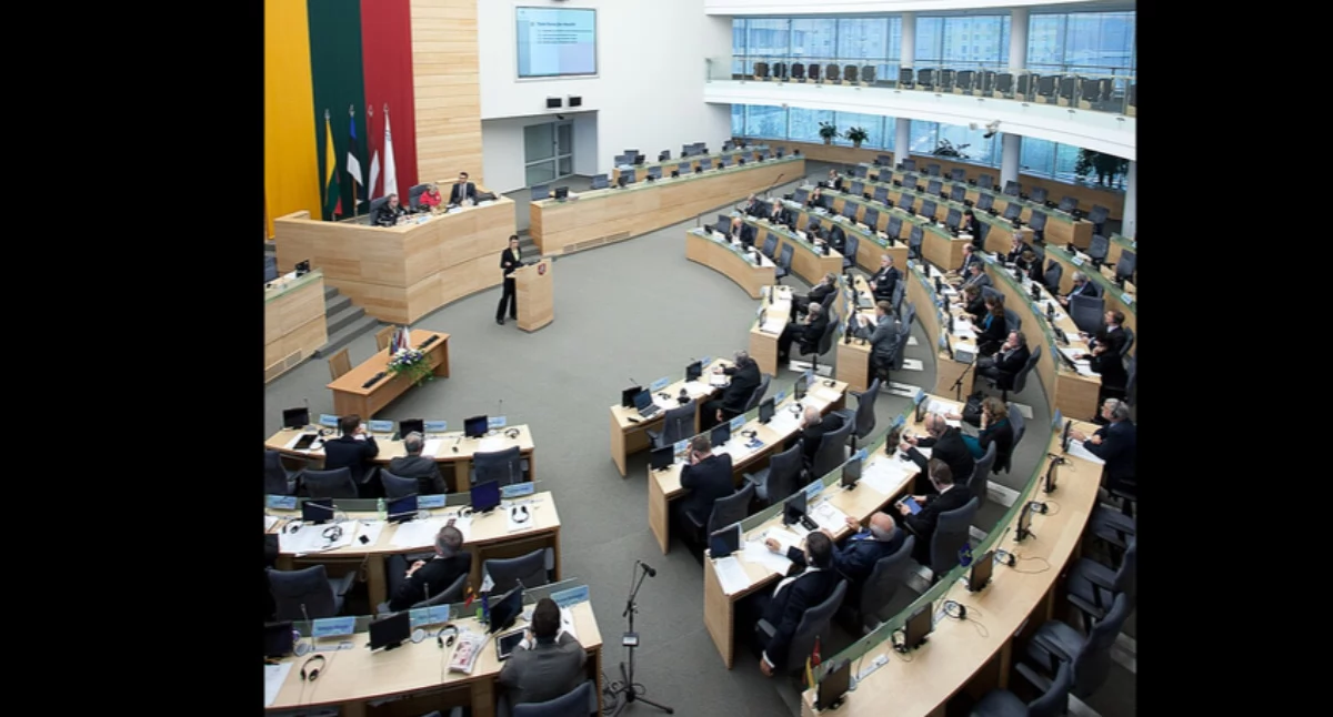 Òdj. Ernests Dinka, Saeimas Kanceleja; zdrzódło: https://pl.wikipedia.org/wiki/Sejm_Republiki_Litewskiej#/media/Plik:Baltijas_Asamblejas_31.sesija_Vi%C4%BC%C5%86%C4%81_(8169463972).jpg