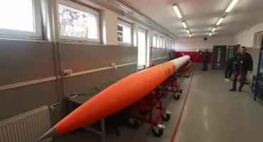 Lecba rakétë na piãcdzesąt kilométrów w Ùstce