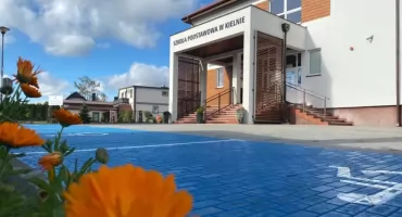 W Czelnie szkólnô wrzuca krziż do kòsza